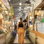 Frau läuft über einen lokalen Thai Markt