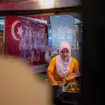 Frau an einem Essensstand auf dem Indy Market Pinklao in Bangkok