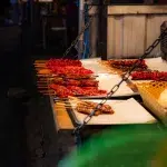 Fleischspieße auf dem Indy Market Pinklao in Bangkok