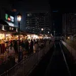 Shops neben einem Kanal auf dem Jodd Fairs Rama 9 Nachtmarkt in Bangkok