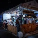 Essensstand auf dem Jodd Fairs Rama 9 Nachtmarkt