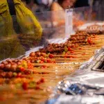 Fleischspieße auf dem Nachmarkt Jodd Fairs Rama 9