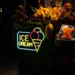 Ice Cream Schild und Mangostand auf dem Jodd Fairs Rama 9 Nachtmarkt in Bangkok