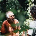 Tourguide erklärt einer Frau die Fauna im Dschungel von Boquete