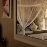 Blick auf das Bett in der Leopard's Lair Lodge am Greater Kurger
