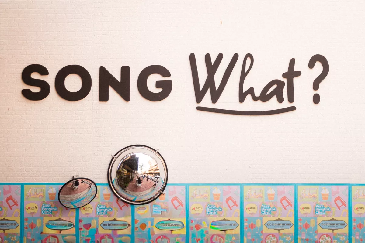 Song What? Schild auf der Song Wat Road in Bangkoks Chinatown