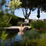 Mann im Pool in Angala