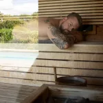 Mann in Sauna in Angala
