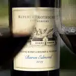 Rotweinflasche und -gläser vom Weingut Rupert & Rothschild