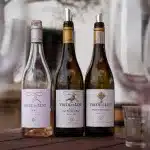 Drei Weinflaschen beim Winetasting in den Winelands Südafrika