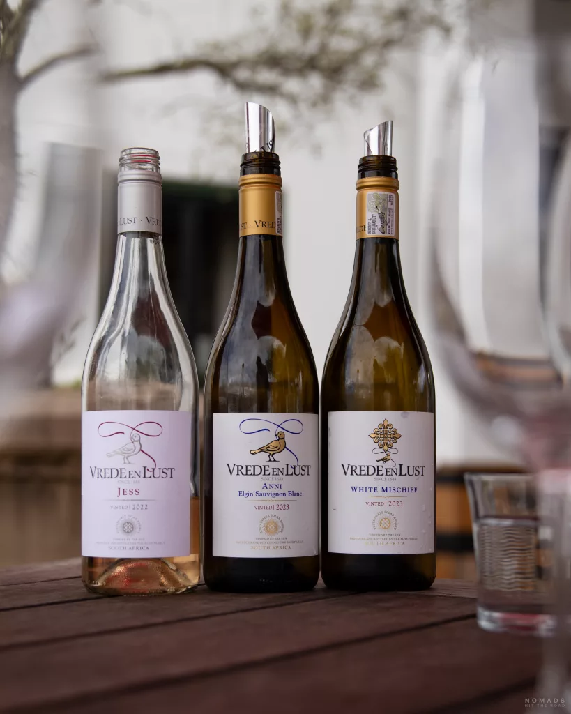 Drei Weinflaschen beim Winetasting in den Winelands Südafrika