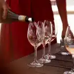 Ausschenken von Wein beim Winetasting in den Winelands Südafrika
