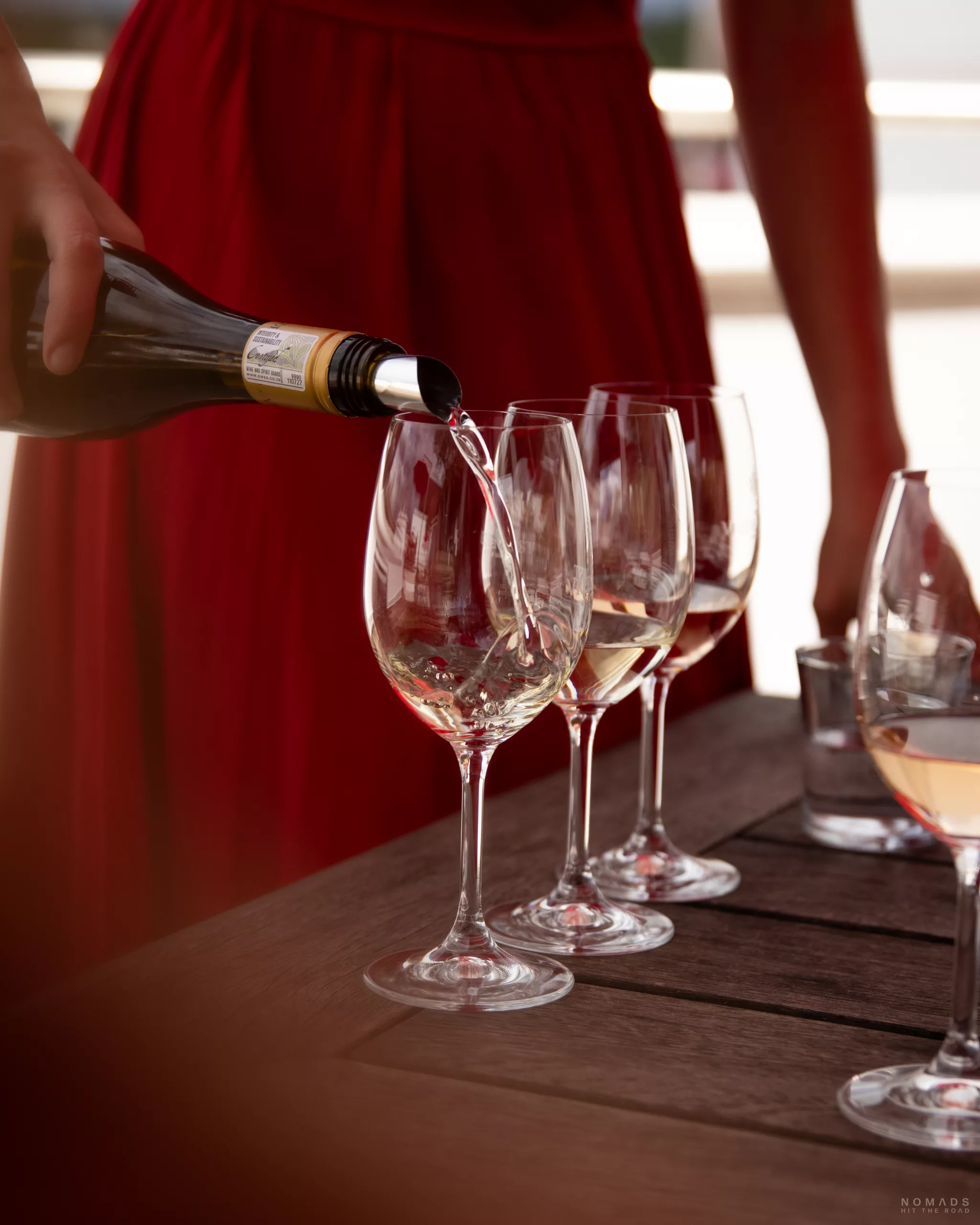 Ausschenken von Wein beim Winetasting in den Winelands Südafrika