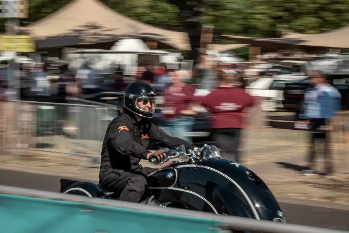 Belichtungsdreieck erklärt: Längere Verschlusszeit bei bewegten Motiven. Motorradfahrer mit verschwommenen Hintergrund