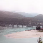 Ausblick vom Hai Van Pass auf die kleine Hafenstadt am Fuße des Passes