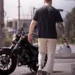 Mann läuft zu seinem Motorrad