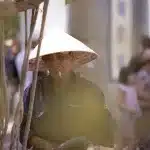 Mitarbeiter beim gießen der Pflanzen