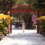 Frau läuft durch die Gärten des Lady Buddha Geländes in Vietnam