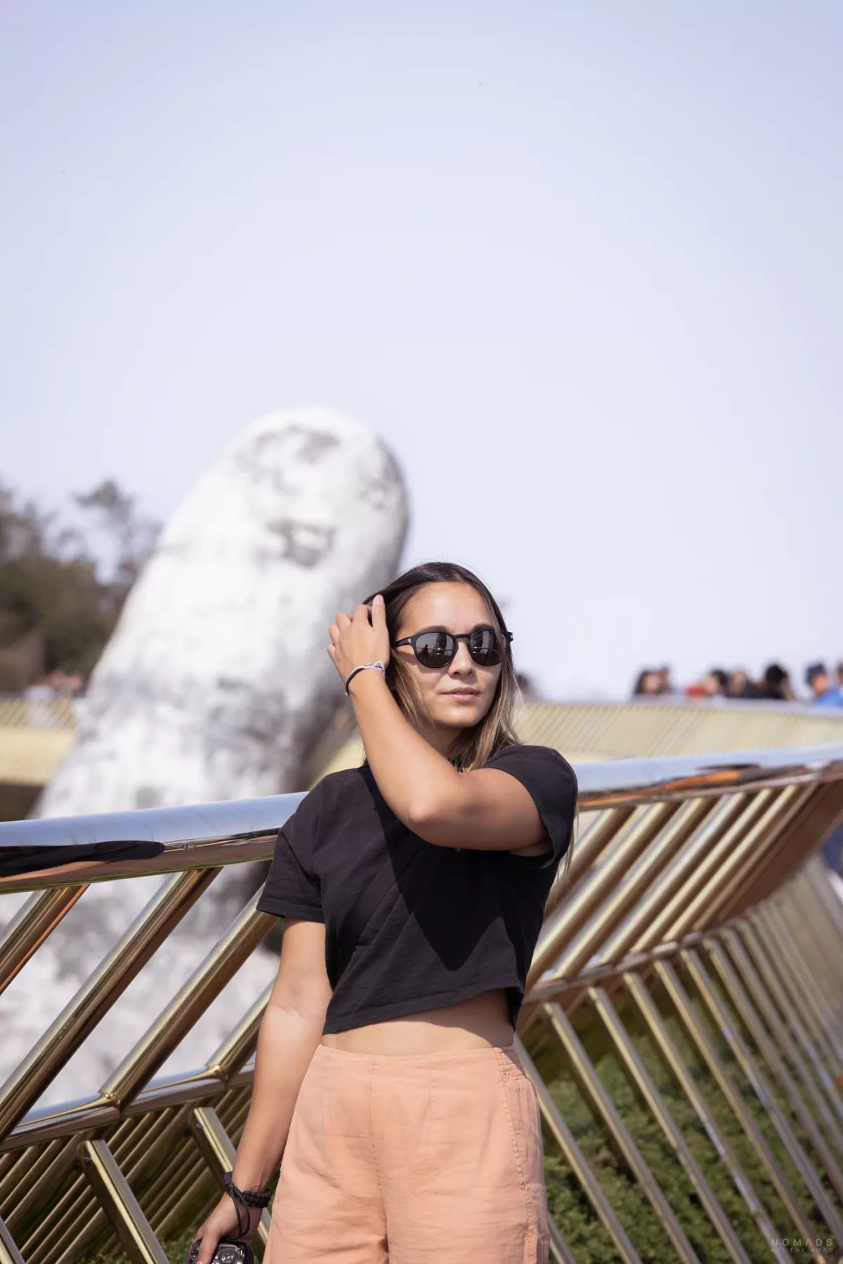 Frau auf Golden Hands Bridge in Ba Na Hills in Vietnam