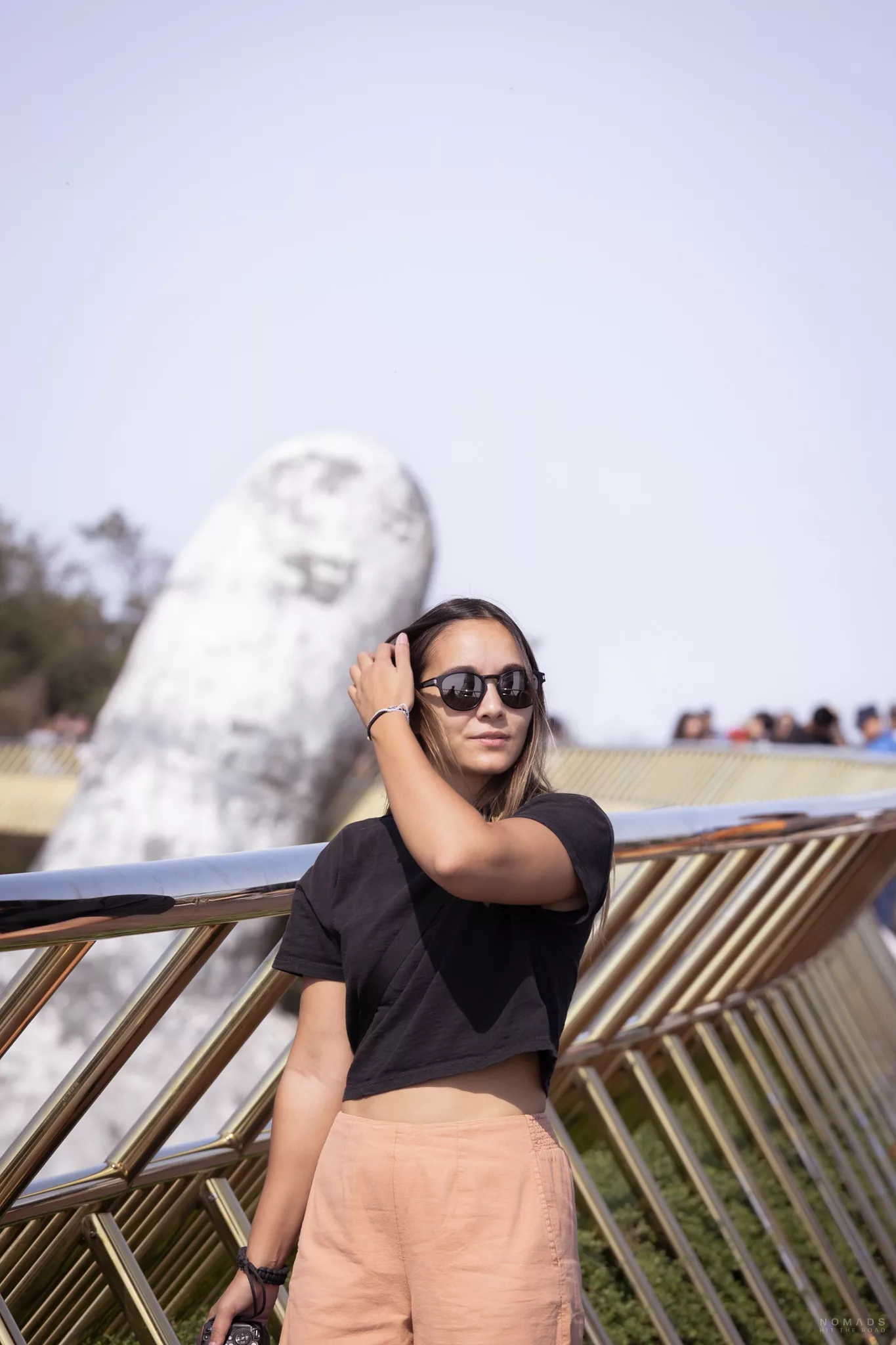 Frau auf Golden Hands Bridge in Ba Na Hills in Vietnam