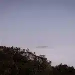 Ausblick auf Wolkendecke und weißer Buddha Statue