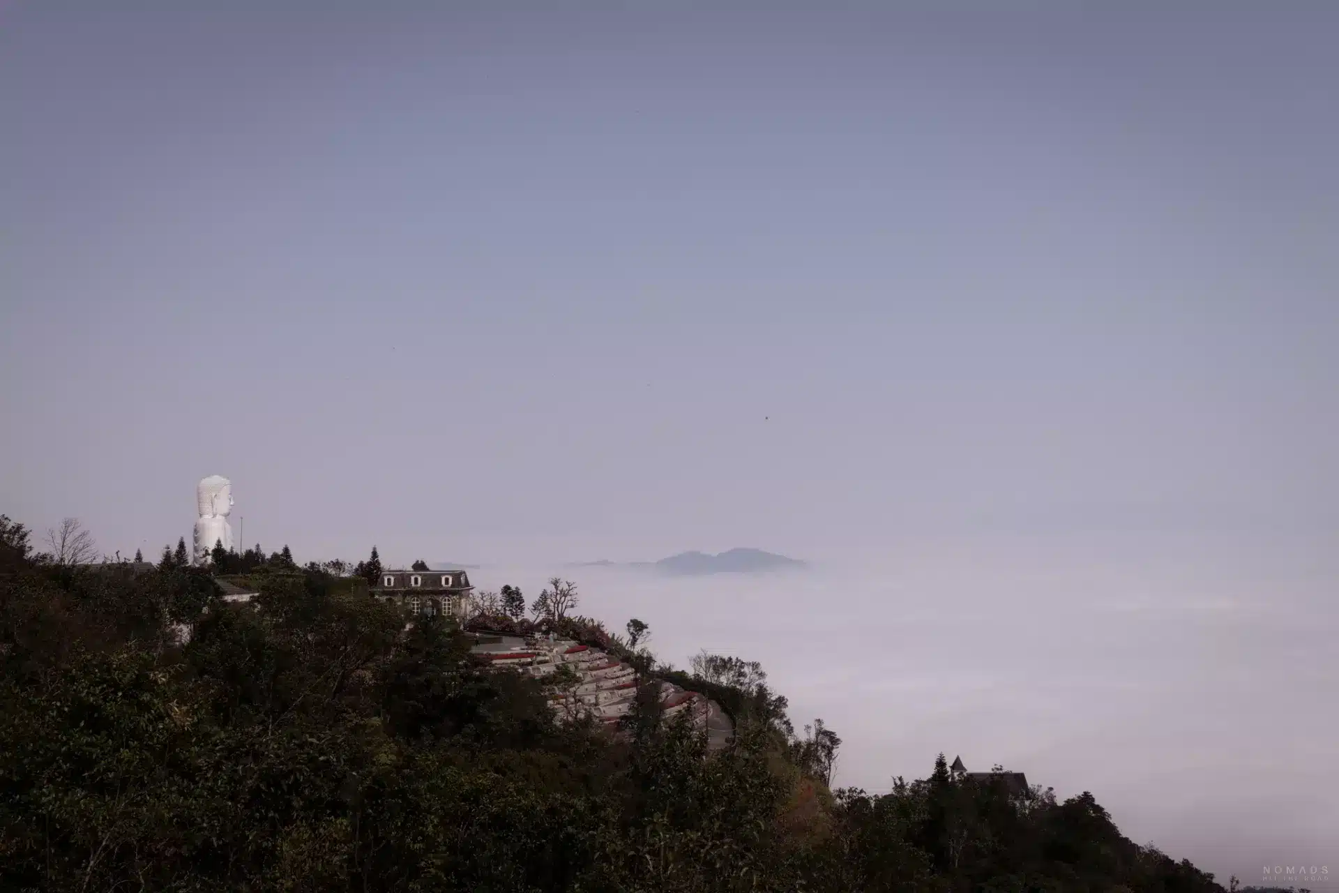 Ausblick auf Wolkendecke und weißer Buddha Statue