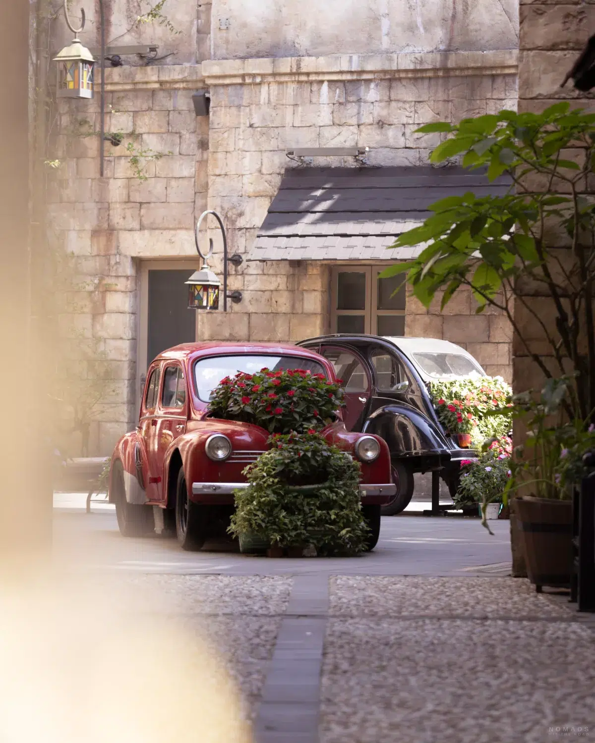 Auto mit Blumen verziert in Gasse
