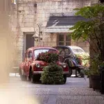 Auto mit Blumen verziert in Gasse