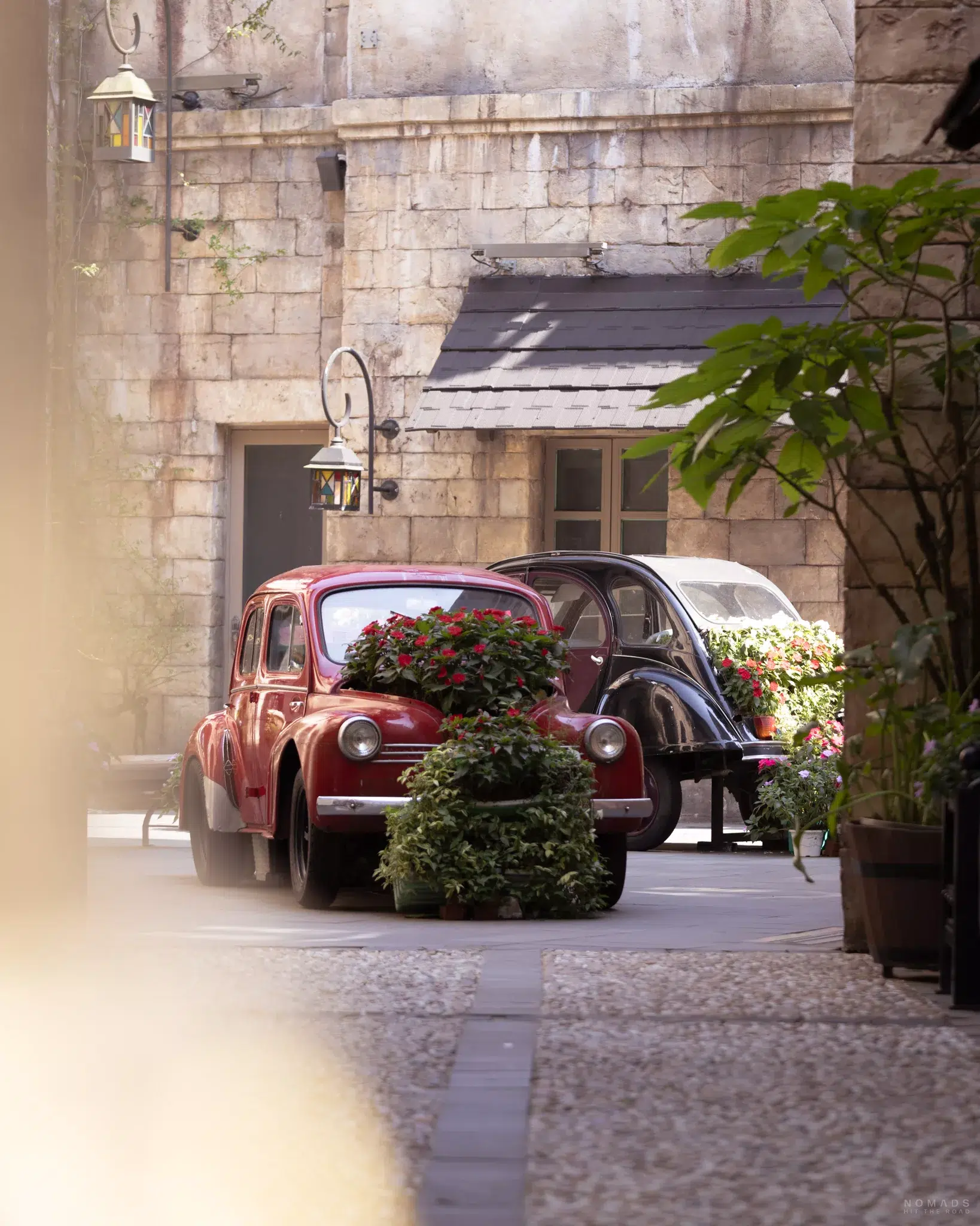 Auto mit Blumen verziert in Gasse