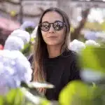 Frau zwischen Blumen