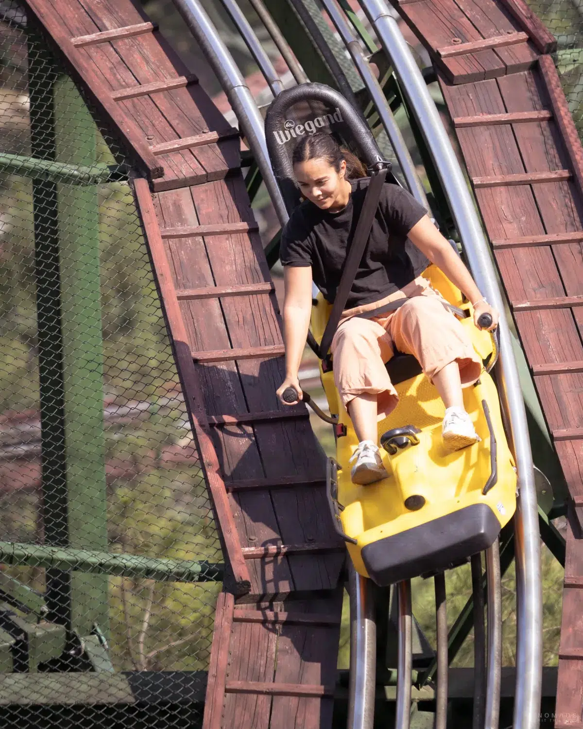 Frau auf Rodelbahn
