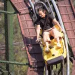 Frau auf Rodelbahn