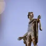 Römische goldene Figur