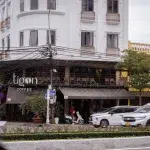 Verkehr und Café in Da Nang