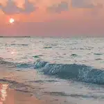 Sonnenuntergang über den türkisblauen Meer auf den Malediven