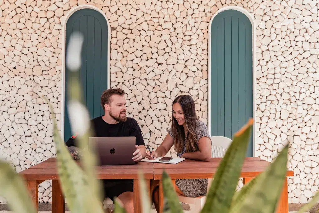 Pärchen sitzt gemeinsam am Tisch des Brickwood Veli auf den Malediven