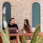 Pärchen sitzt gemeinsam am Tisch des Brickwood Veli auf den Malediven