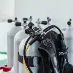 Tauchflaschen mit Tariersystem bereit zum Tauchen
