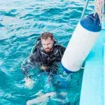 Auf den Malediven tauchen in türkisblauen Wasser