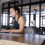 Frau am PC in einem Co-Working Space