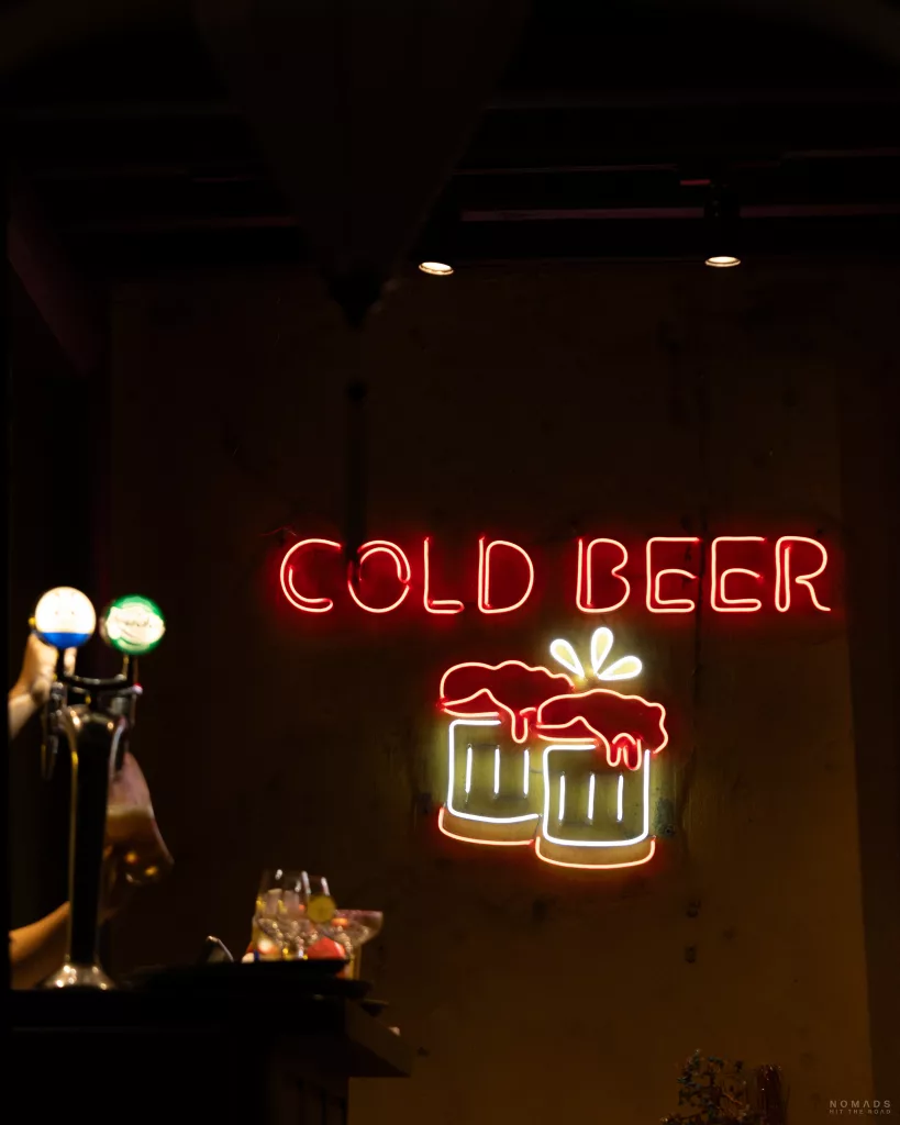 Neon Logo "Cold Beer" in Bar zum Bier trinken, die du während deiner Vietnam Reise oft sehen wirst