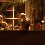 Barista in einem Café in Vietnam