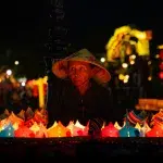 Frau im dunklen im Licht der Kerzen vor ihr