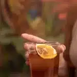 vietnamesischer Kaffee mit frischer Orange