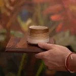 Tasse mit vietnamesischen Kaffee in der Hand einer Person