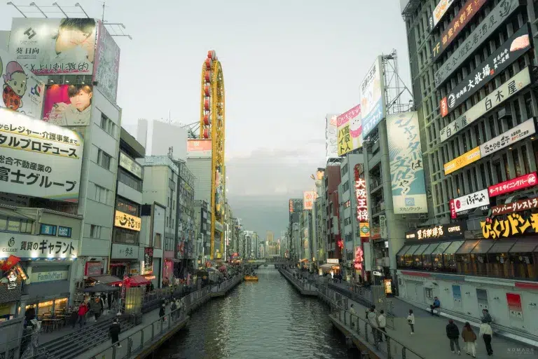 Fluss Dotonbori in Dotonbori Osaka, Japan mit Einkaufsgasse rechts und links
