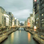 Dotonbori Kanal mit links und rechts Gebäuden