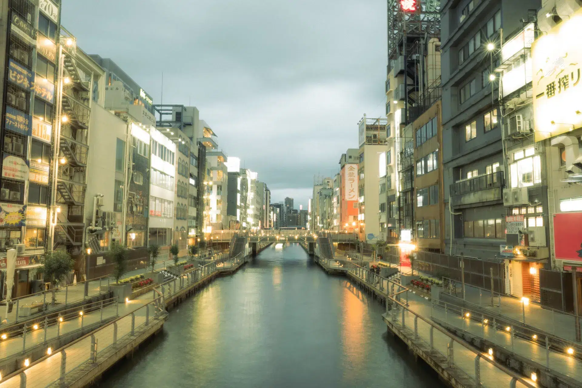 Dotonbori Kanal mit links und rechts Gebäuden