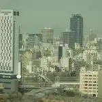 Skyline von Osaka von der Aussichtsplattform in Osaka Castle