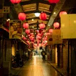 Gasse im Viertel Shinsekai in Osaka